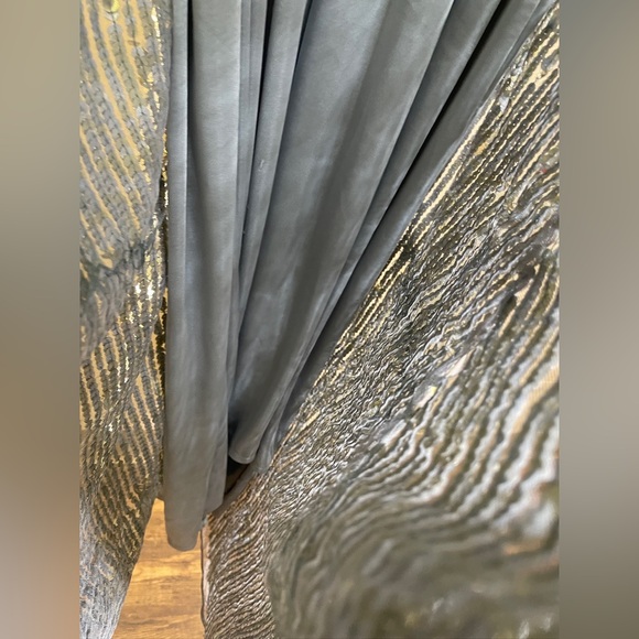 Mac Duggal 4707 Sequin Stripe Platinum Metallic V-Neck Gown Size 12 - Picture 9 of 13